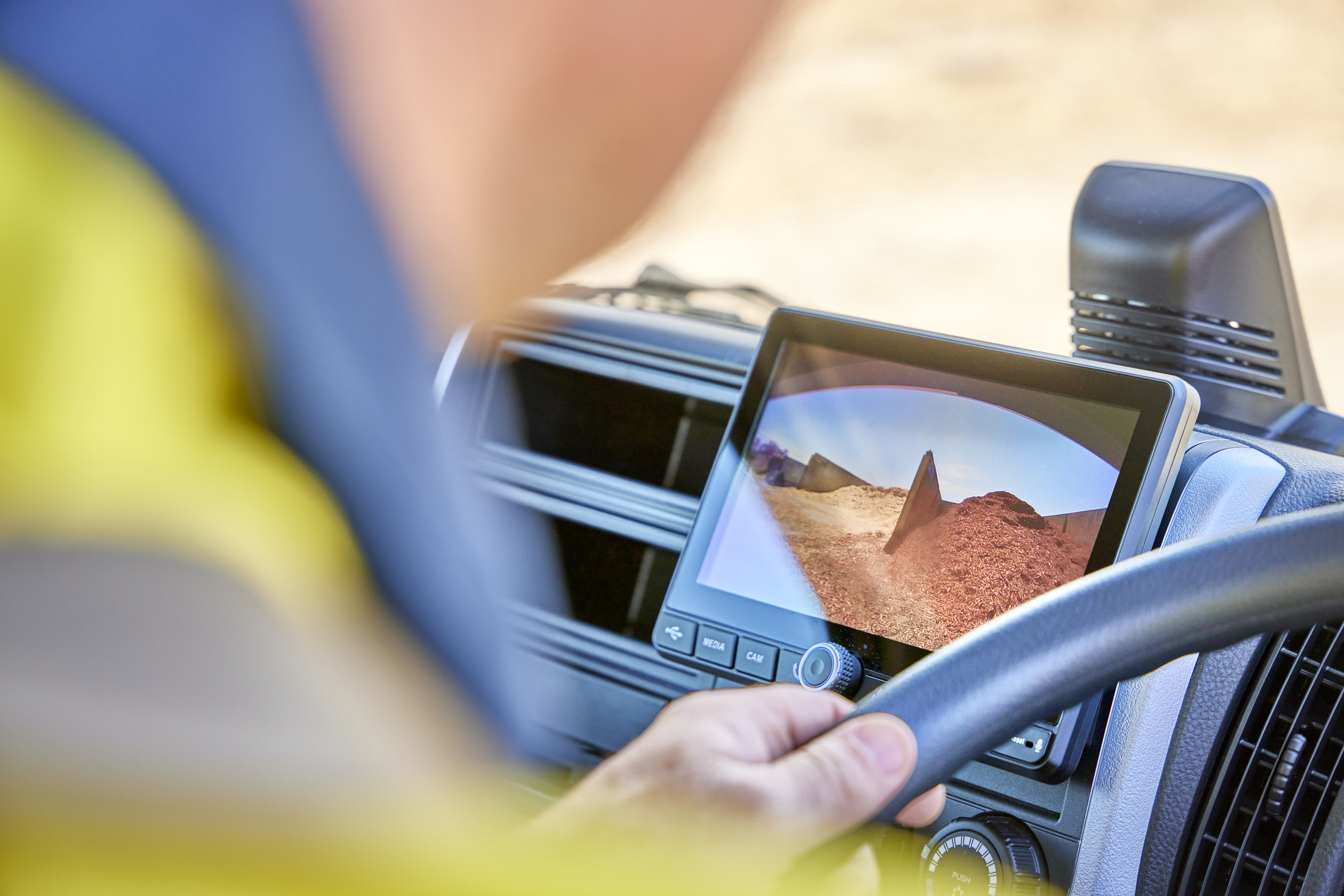 753CA4EC Canter 615 City Tipper Multimedia unit85.jpg