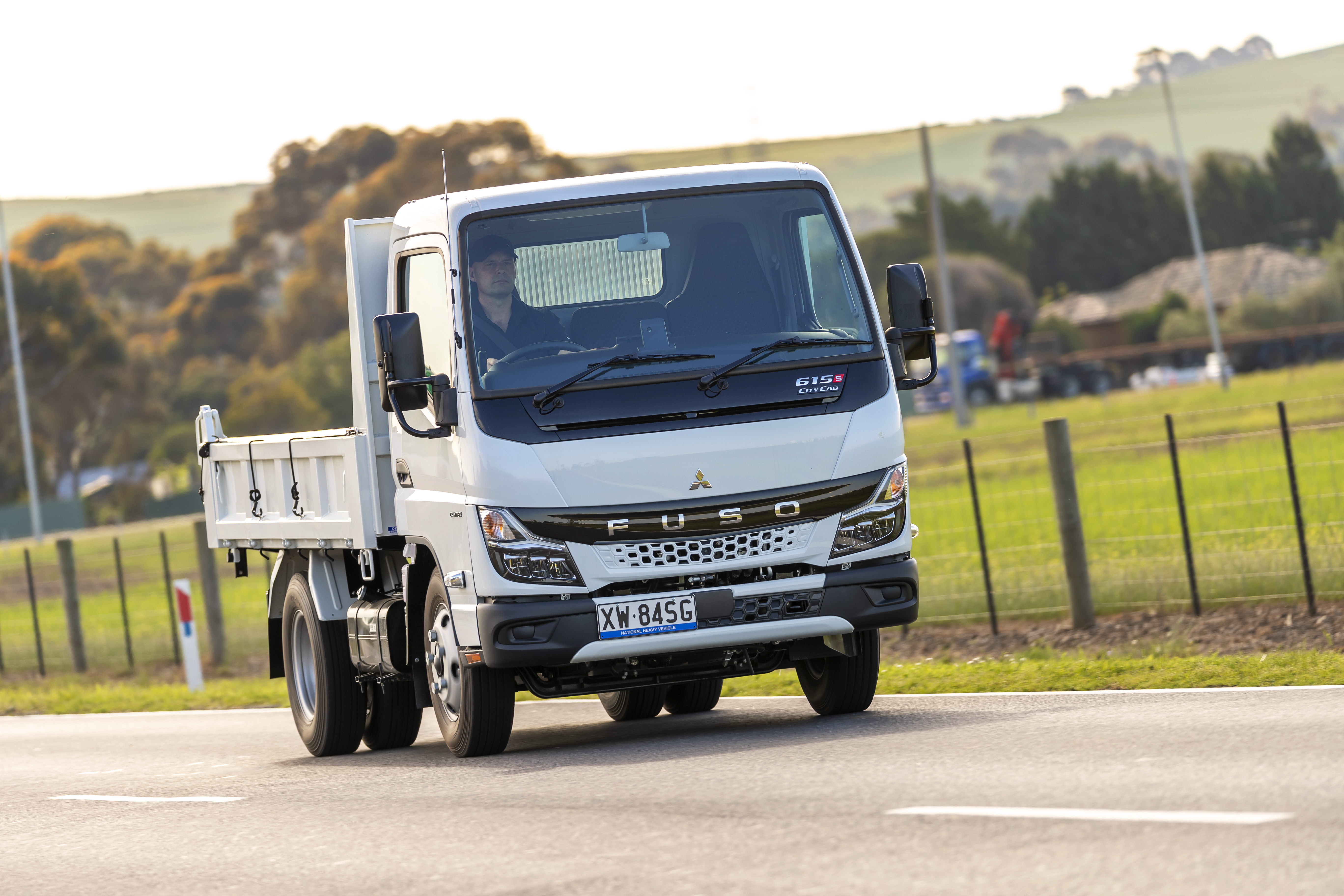 FCB8A075 Canter 615 City Tipper 1.jpg